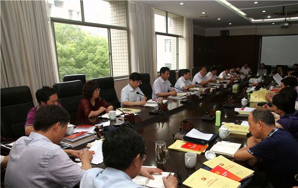 图文校党委中心组召开2016年第八次学习会